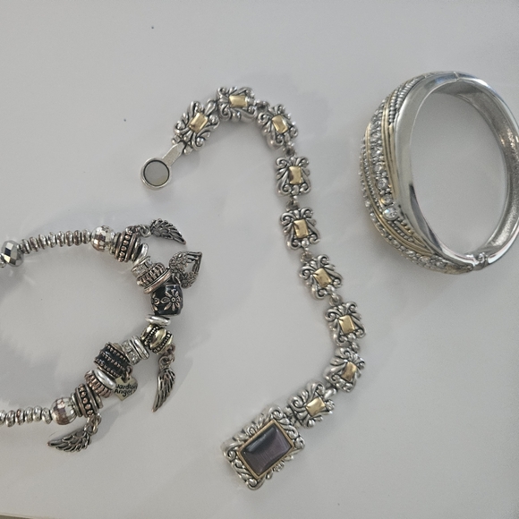 Bracelets with silver and gold tones. - Picture 4 of 4